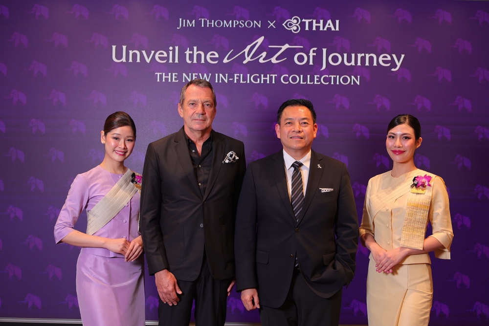 นายแฟรงก์ แคนเซลโลนี (ซ้าย) ประธานเจ้าหน้าที่บริหารกลุ่มบริษัท อุตสาหกรรมไหมไทย จำกัด แบรนด์ จิม ทอมป์สัน_นายกิตติพงษ์ สารสมบูรณ์ (ขวา) ประธานเจ้าหน้าที่สายการพาณิชย์ บริษัท การบินไทย จำกัด